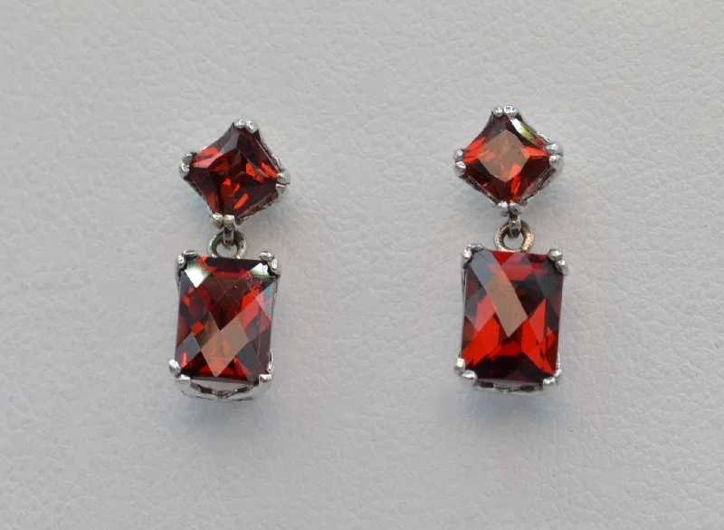 Ladies Earrings Simple Shine-14K white gold Garnet earrings