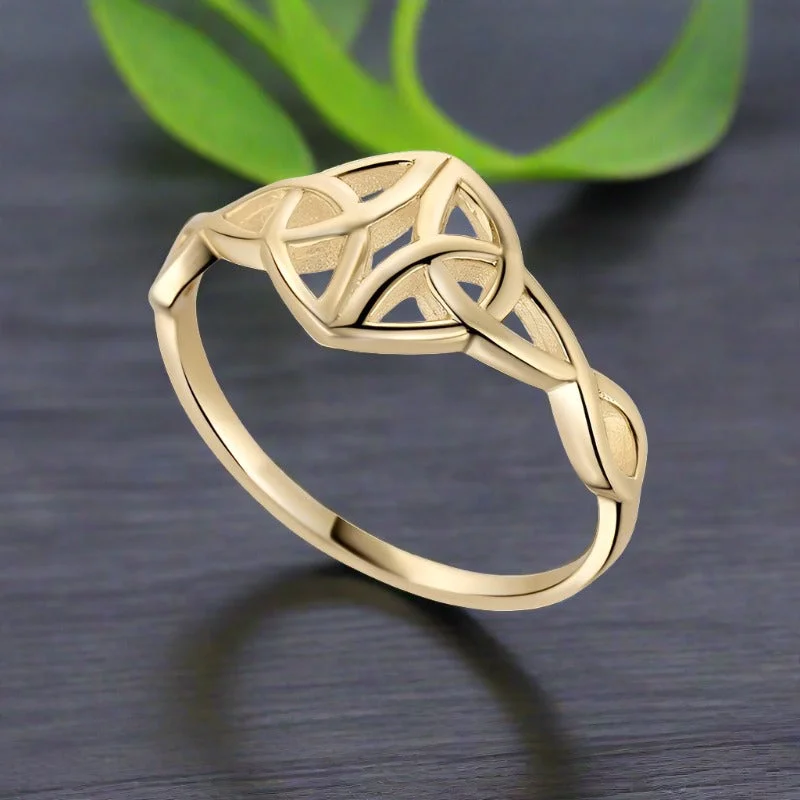 Ladies Rings Pearl Shine-9K Gold Celtic Trinity Knot Ring