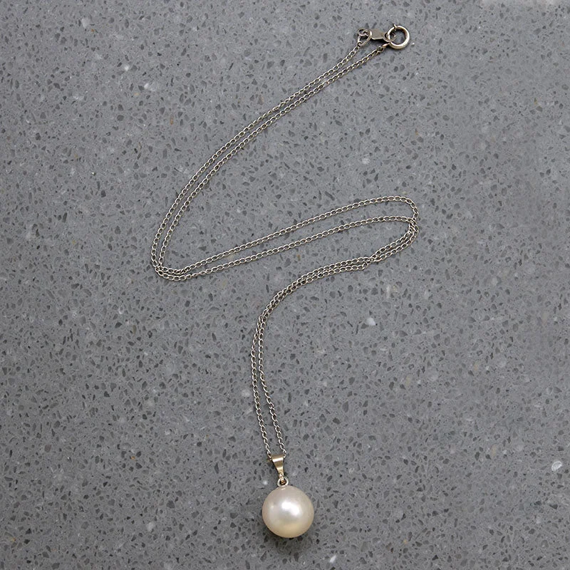 Balanced charm necklaces -White Gold & Creamy Cultured Pearl Solitaire Necklace