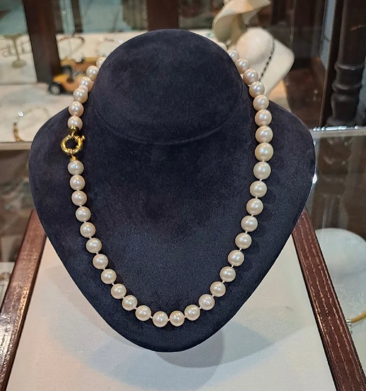 Single hue necklaces -Necklace with white pearls and 18k gold closure