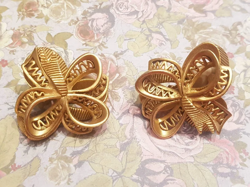 Ladies Earrings for Sister Shine-Oscar de La Renta Earrings Clip On Gold Bow